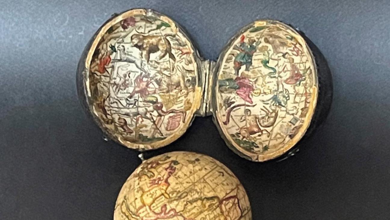 28 000 €Globe de poche terrestre aquarellé d’après les cuivres de John Flamsteed... Cote : le globe de poche 