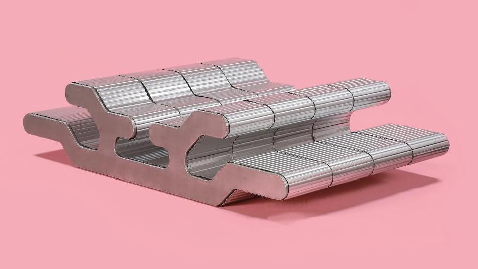 Wendy Andreu (née en 1990), prototype de table basse, aluminium Rimowa, 2022, 41 x 179 x 114 cm.... Une table design légère comme une aile d’avion