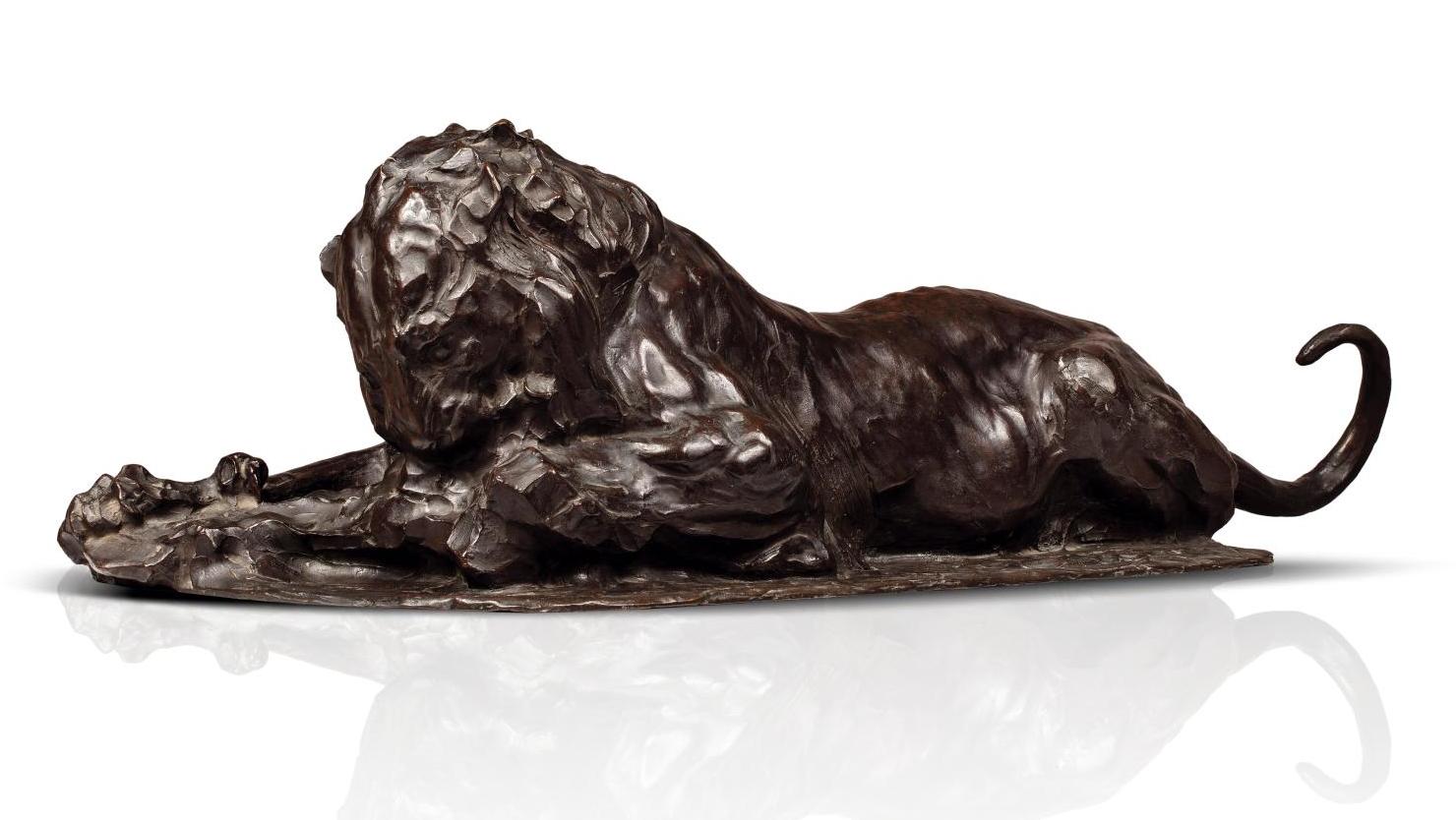 Rembrandt Bugatti (1884-1916), Lion couché dévorant, vers 1908, épreuve en bronze... Un fauve façonné par Rembrandt Bugatti