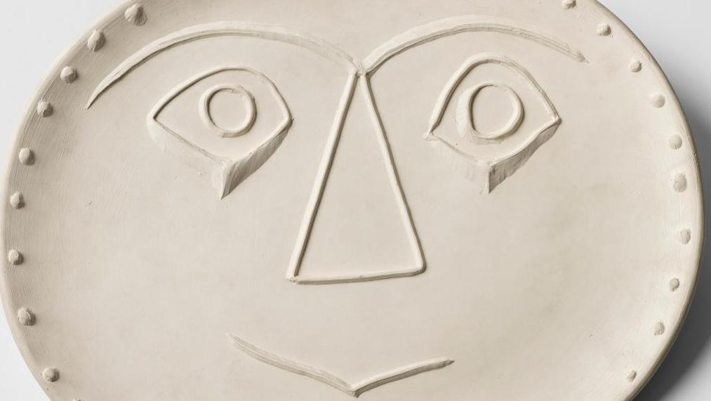 Pablo Picasso (1881-1973), Visage géométrique, 1956, plat ovale en terre de faïence...  Quand Sophie Calle réalise un vœu adressé à Picasso…