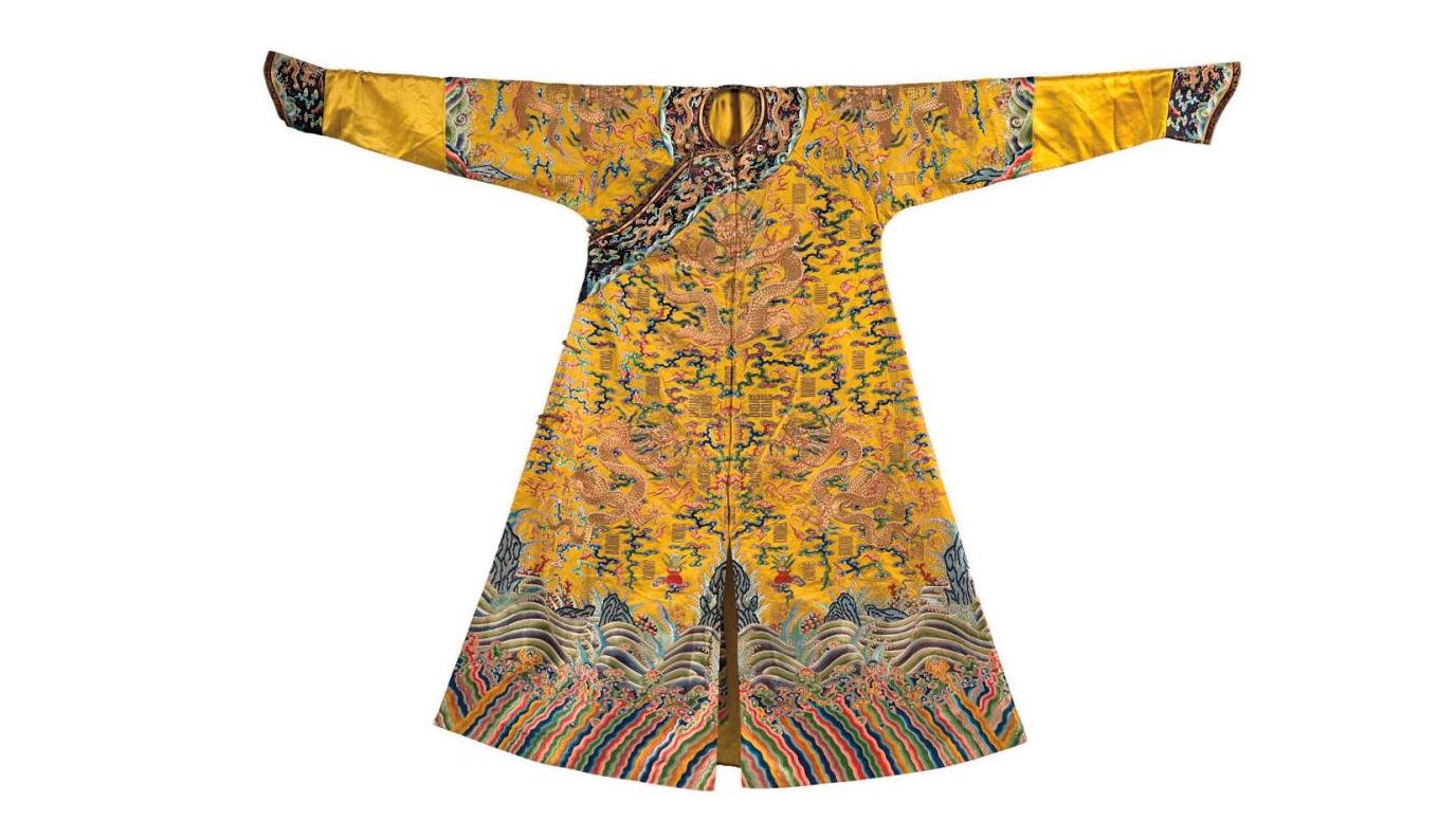 Chine, dynastie Qing, époque Yongzheng (1722-1735). Robe d’empereur en soie jaune... Une robe-dragon du règne de Yongzheng