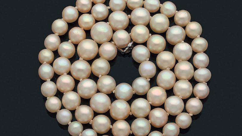 Collier de soixante-quinze perles fines et une perle de culture, fermoir en or serti... Collier de perles et rubis du Myanmar 