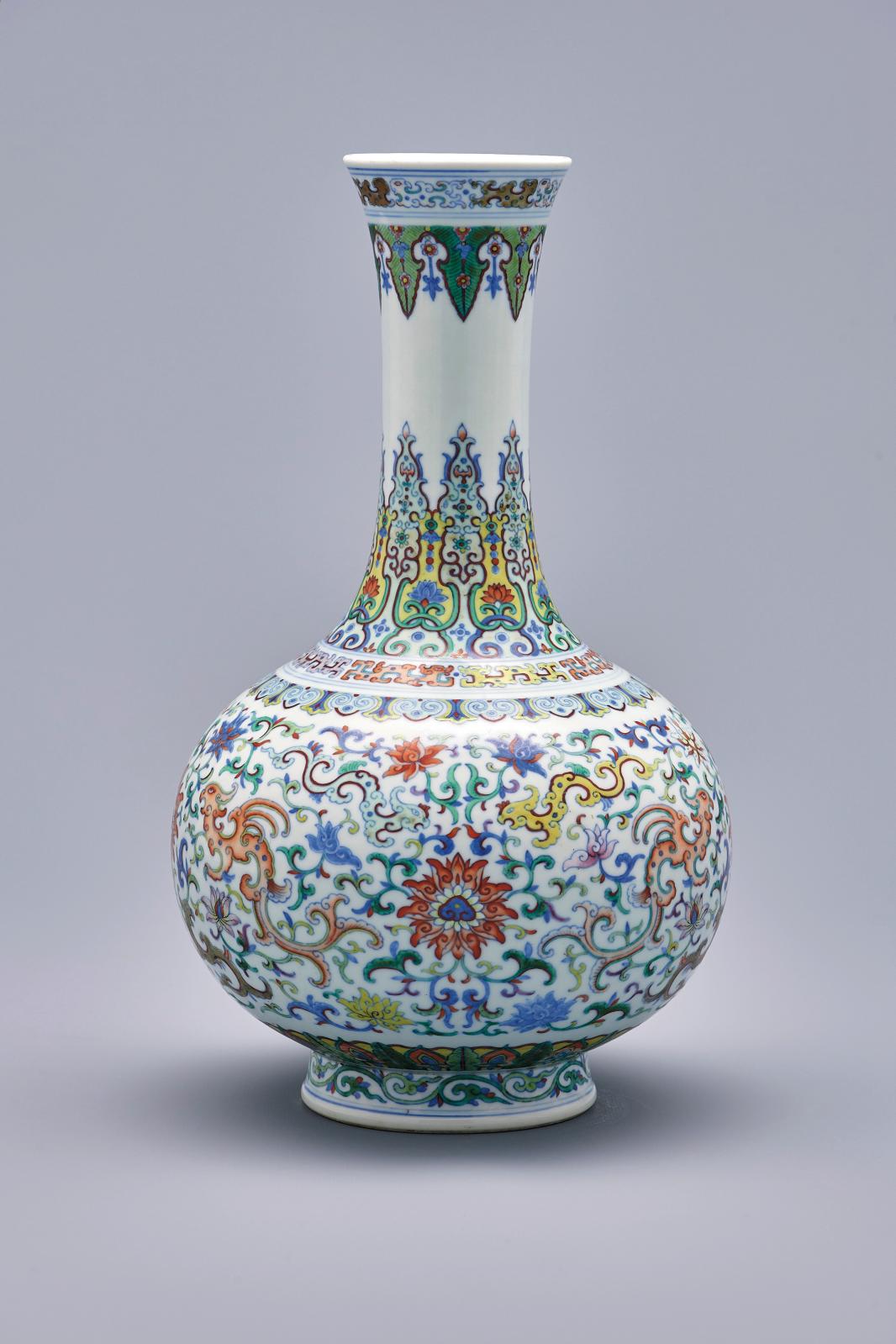 Décor doucai pour un rare vase « shangping » 