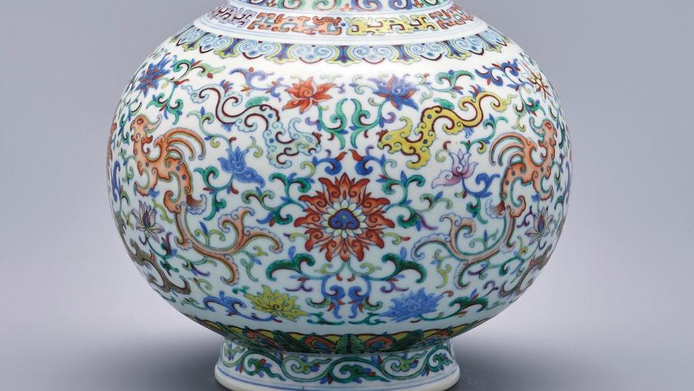 Chine, époque Qianlong (1736-1795). Vase « shangping » en porcelaine doucai, marque... Décor doucai pour un rare vase « shangping » 