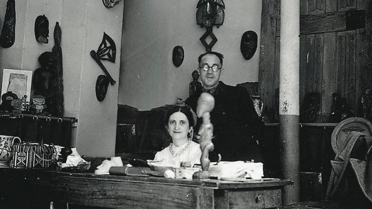 Pierre et Suzanne Vérité, à la galerie Carrefour vers 1945. Art africain, les évolutions d’un regard 