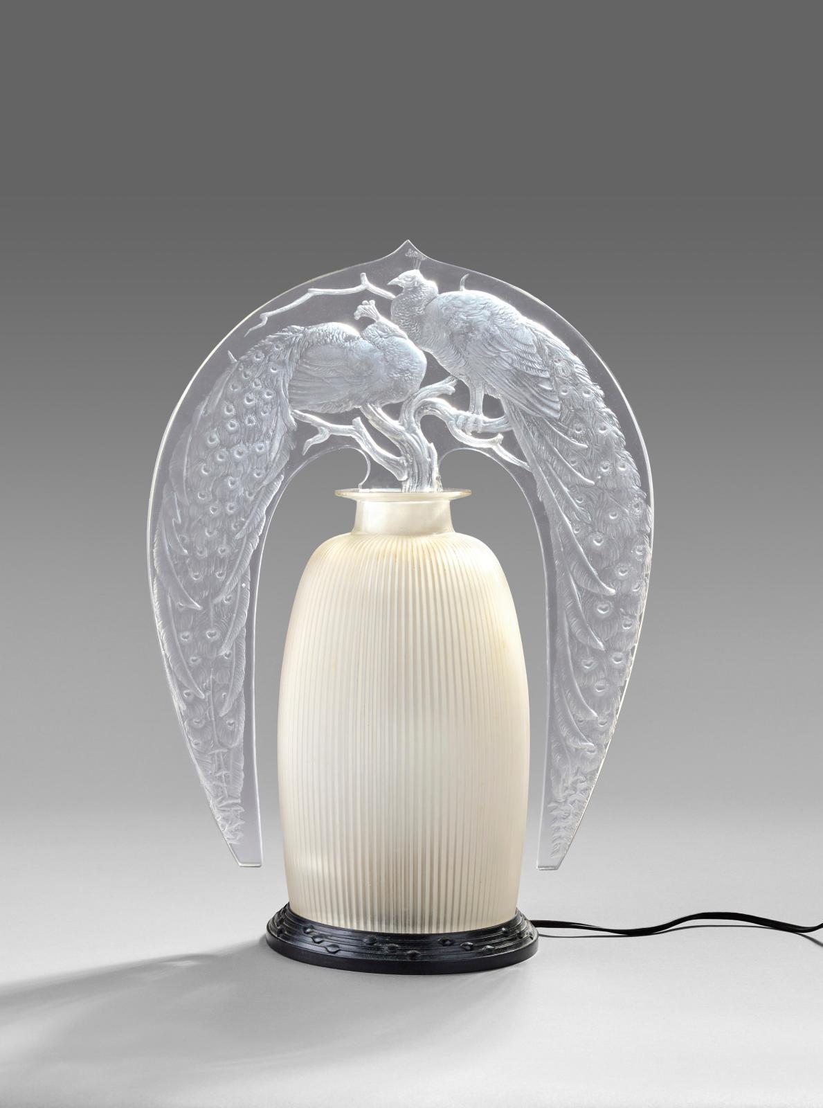 Une lampe flamboyante signée Lalique 