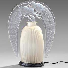 Une lampe flamboyante signée Lalique 