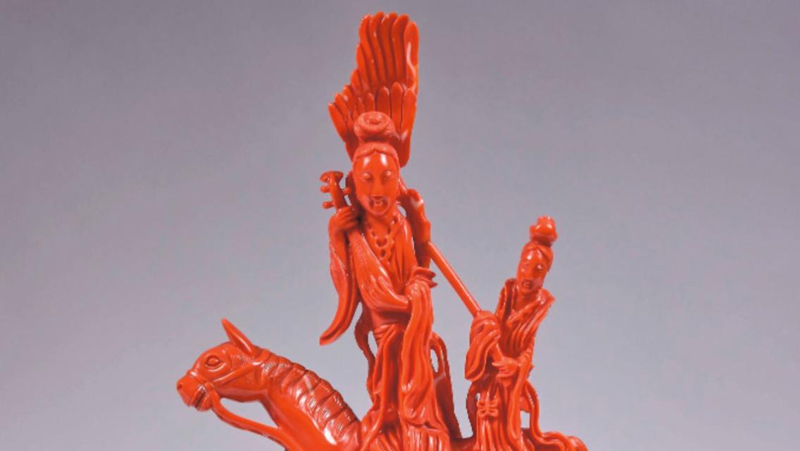 Chine, XXe siècle. Groupe en corail rouge représentant une Guanyin jouant de la mandoline... Guanyin de corail et fleurs du XVIIIe 