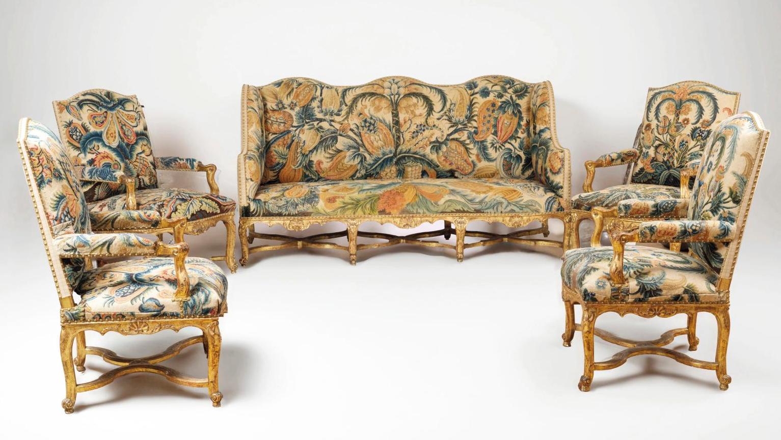 Époque Régence. Mobilier de salon composé de quatre fauteuils à la reine et d’un... Un mobilier historique d'époque Régence