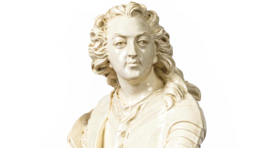 XVIIIe siècle, Pont-aux-Choux ou Lunéville. Buste du roi Louis XV en faïence blanche... Louis XV en majesté