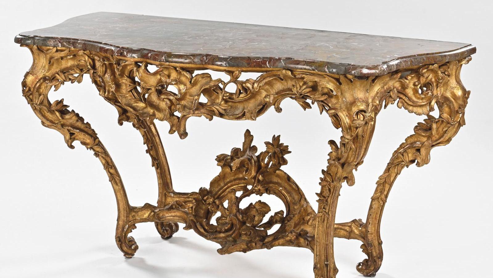Époque Louis XV, travail provençal.  Console en bois doré, sculpté et ajouré, plateau... De l’âge du bronze à la Provence rocaille