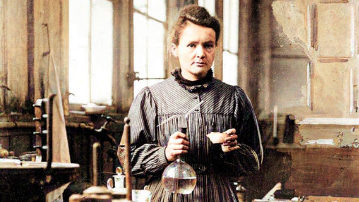 Marie Curie dans son laboratoire.© Wikimedia Commons Le Pavillon des Sources de Marie Curie, la bataille de trop