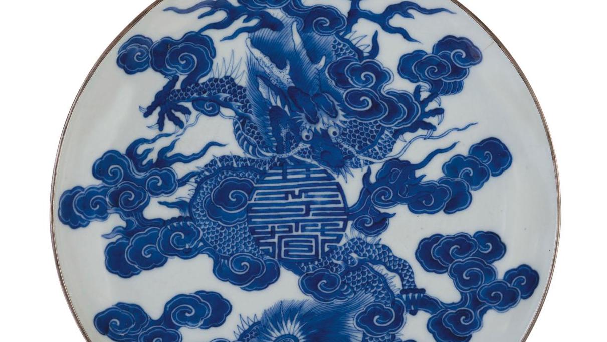 Chine pour le Vietnam, XVIIIe siècle, assiette en porcelaine à décor bleu-blanc,... Une assiette en porcelaine « Bleu de Hué » pour un empereur du Vietnam