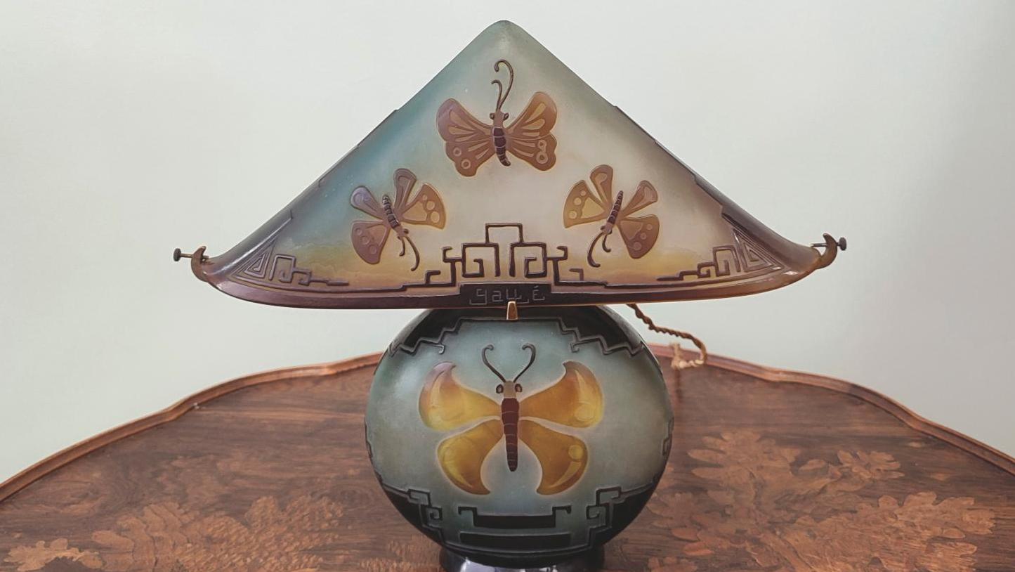 Établissement Gallé, 1918-1931. Lampe Pagode, en verre multicouche à décor gravé... Gallé à l’heure japonaise avec une lampe Pagode