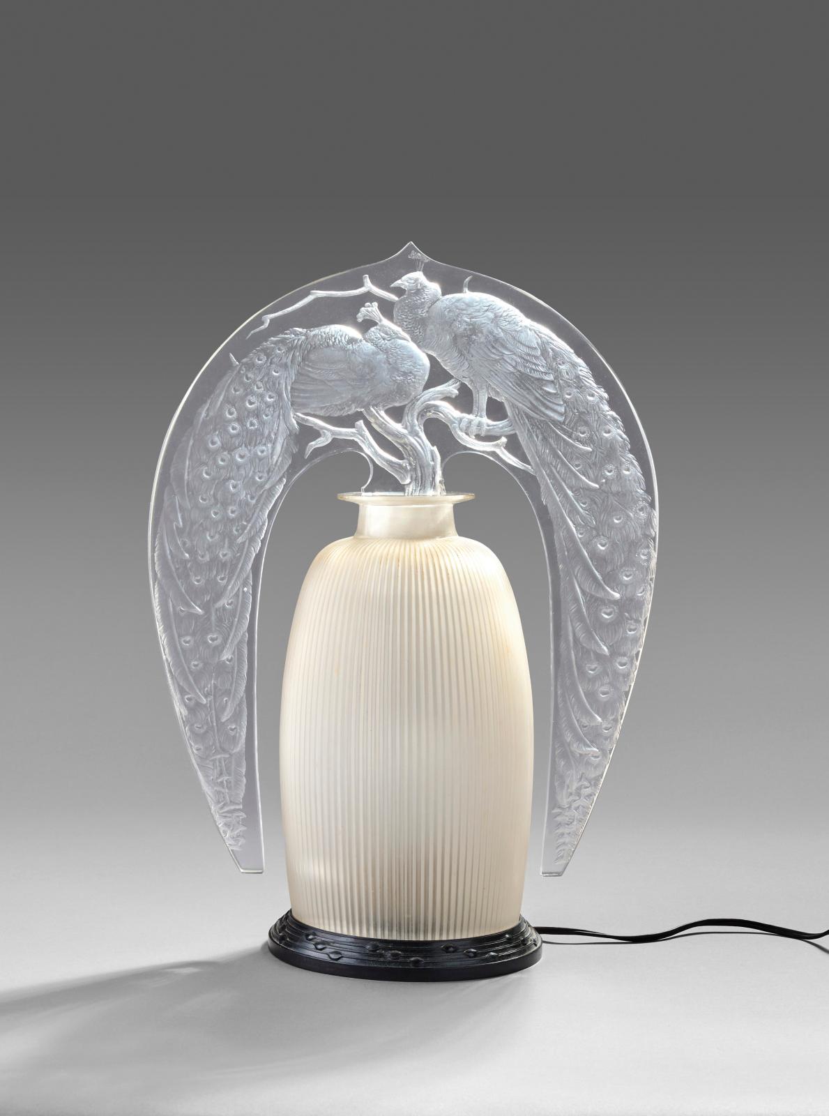 Des paons mis en lumière par Lalique