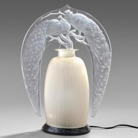 Des paons mis en lumière par Lalique - Panorama (après-vente)