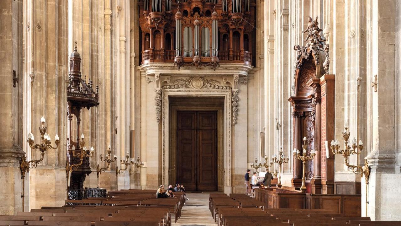 La nef avec les grandes orgues et le nouveau mobilier, signé Constance Guisset. ©... Les huit cents ans de l’église Saint-Eustache à Paris