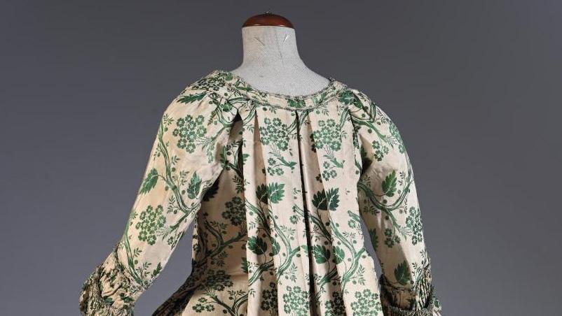 Manteau de robe à la française en lampas à fond en gros de Tours à décor de lianes... L’élégance au XVIIIe siècle