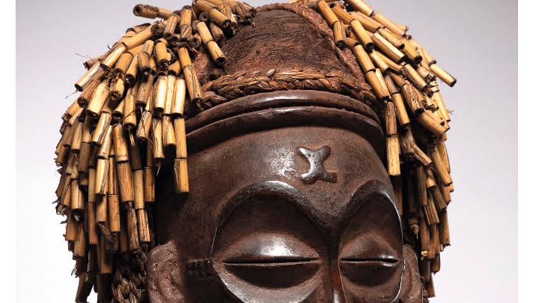 Angola-Congo, Tchokwé. Masque «Mwapo» en bois lourd patiné, avec son filet de portage... Masque Tchokwé : tout en intériorité