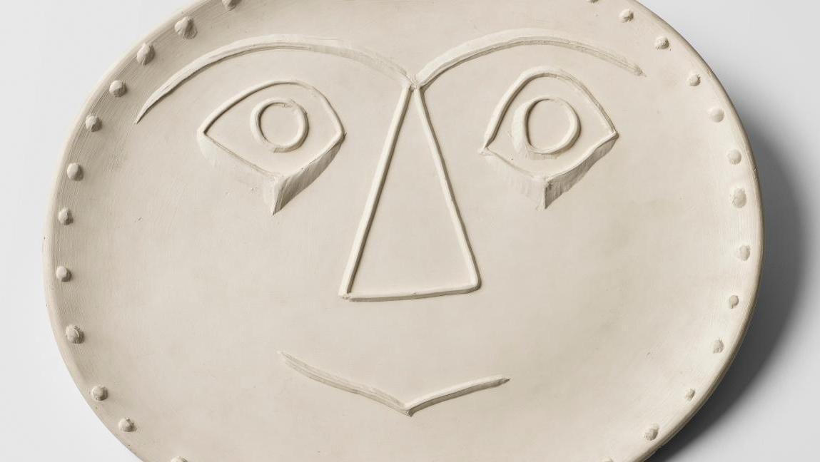 Pablo Picasso (1881-1973), Visage géométrique, 1956, plat ovale en terre de faïence... Happy end pour un plat unique de Pablo Picasso