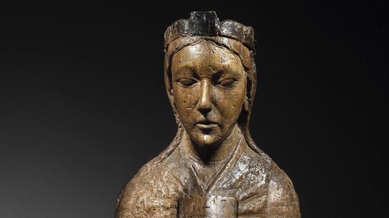 Ile-de-France, dernières décennies du XIIe siècle. Vierge en majesté, en noyer sculpté,... Fois deux pour une madone sculptée du XIIe 