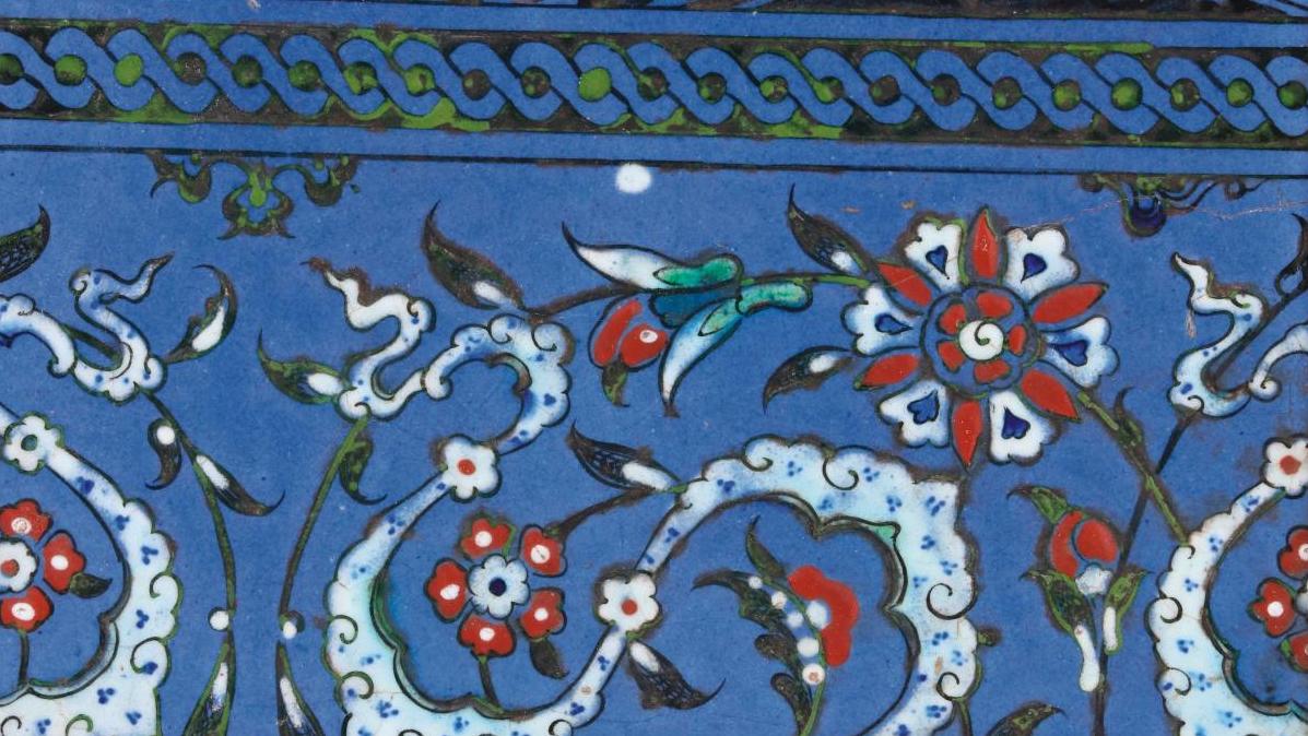 533 200 €Iznik, Turquie, vers 1560-1565. Carreau à décor sur fond bleu lavande avec... Cote : éclatants carreaux d’Iznik