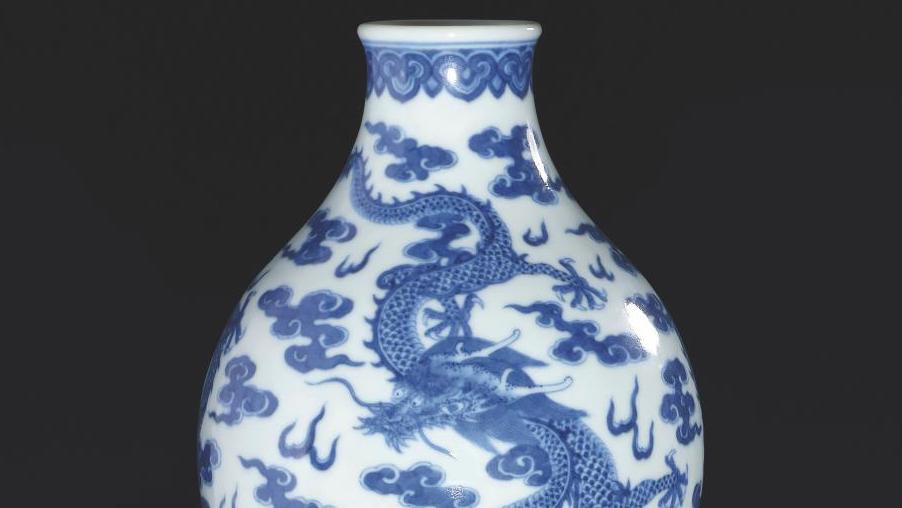Chine, dynastie Qing, époque Jiaqing (1796-1820). Vase double gourde impérial en... L’année des dragons célébrée aux enchères, de la Chine à l’Occident