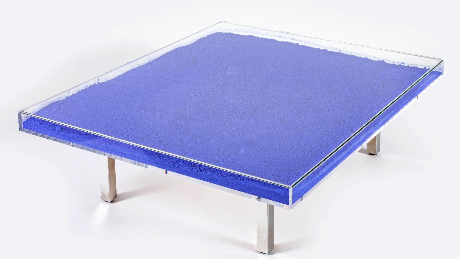 Yves Klein (1928-1962), table basse IKB, pigment bleu IKB, verre et Plexiglas, Tag... Quand Yves Klein se fait designer