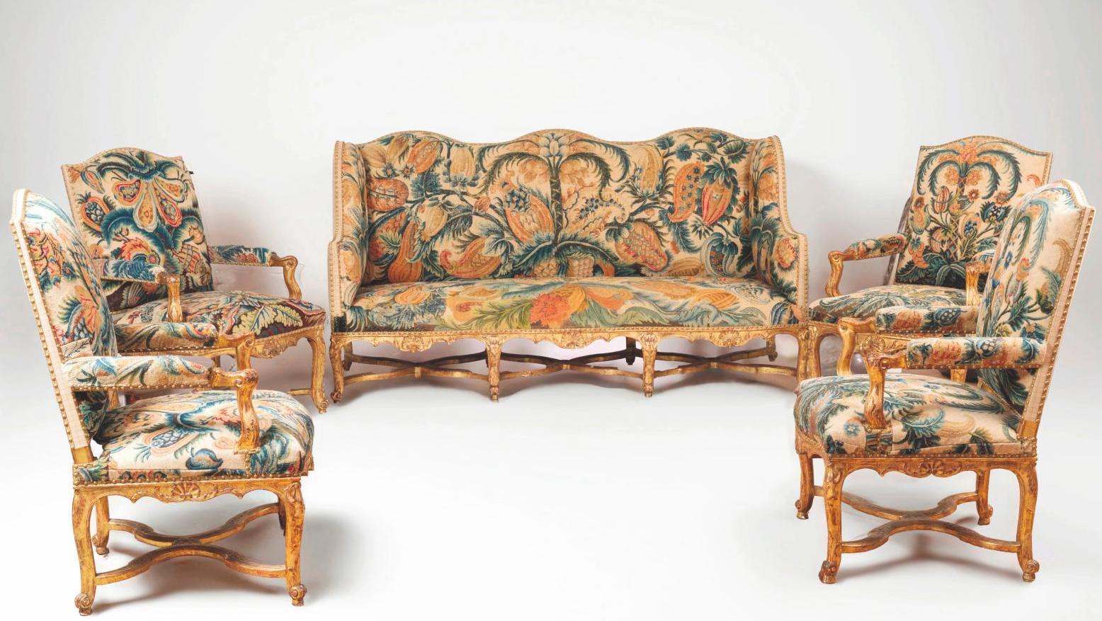 Époque Régence. Mobilier de salon composé de quatre fauteuils à la reine et d’un... Des mobiliers de châteaux du XVIIIe fort appréciés