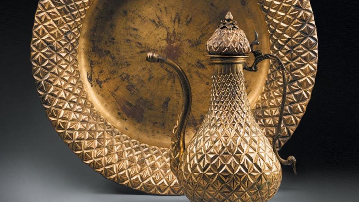 250 100 € Turquie, XVIIIe-XIXe siècle. Aiguière et son bassin en tombac, panse piriforme... Cote : tombac, métal de prince