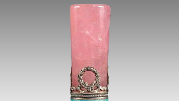 7 620 €Ombrelle en soie, manche en bouleau, pommeau en quartz rose chiffré « E »... Cote : délicates ombrelles