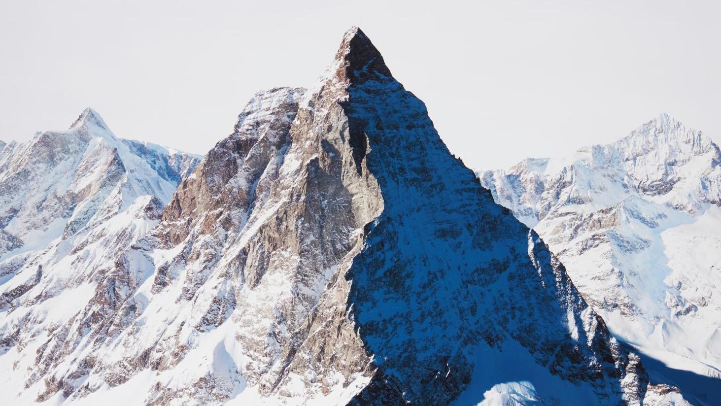 Jacques Pugin (né en 1954), La montagne s’ombre, le Cervin, 2009, tirage argentique... Tout schuss avec le Cervin de Pugin et des caquelons Aubecq !