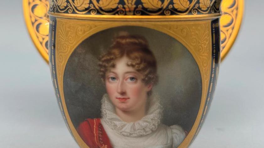 Manufacture royale de Sèvres, 1826. Tasse et sa soucoupe en porcelaine dure à fond... Porcelaine à l’effigie de la duchesse d’Angoulême