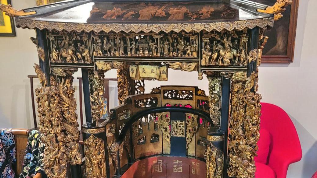 Chaise à porteurs, Chine, époque Qing. Safra Galeria, Zona Maco 2024.PHOTO A.C.  Anniversaire réussi pour Zona Maco, la foire d’art contemporain de Mexico