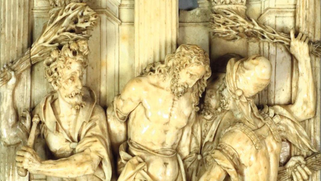 Flandres ou Allemagne du Sud, XVIIe siècle. Plaque en ivoire sculpté en demi-ronde... Une flagellation en ivoire XVIIe très disputée