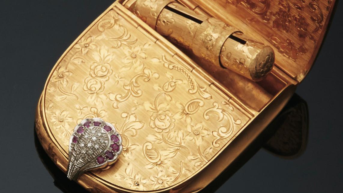 8 382 €Travail italien. Minaudière en or jaune à décor de fleurs, prise en or... Cote : les accessoires de beauté