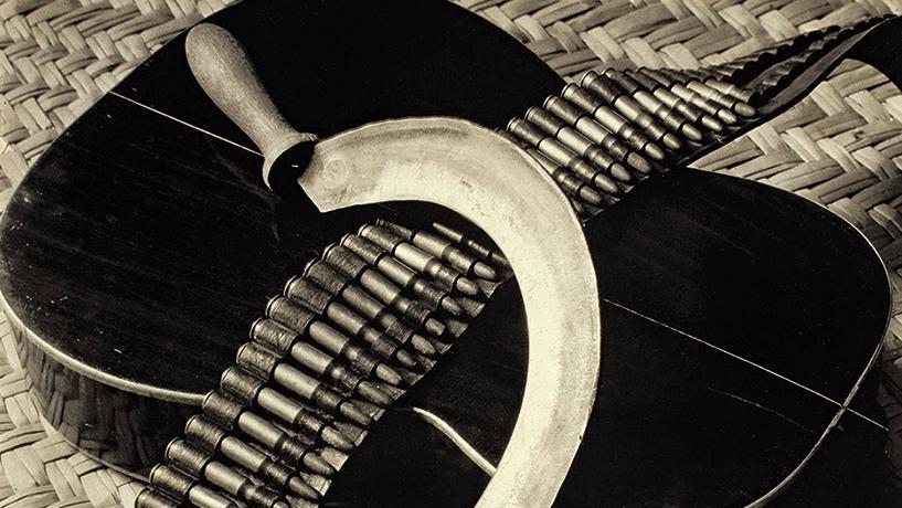 Tina Modotti, Cartouchière, faucille et guitare, 1927, tirage gélatino-argentique... Rétrospective Tina Modotti au Jeu de Paume