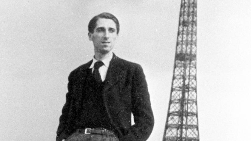 … Georges Henri Rivière sur les toits du musée du Trocadéro en démolition, vers 1936.... Georges Henri Rivière, inventeur du musée moderne