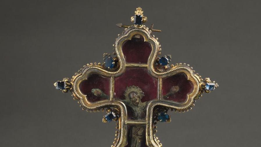 Limoges, début du XVe siècle. Croix ou monstrance reliquaire en vermeil et argenté,... Une croix reliquaire du XVe justement consacrée
