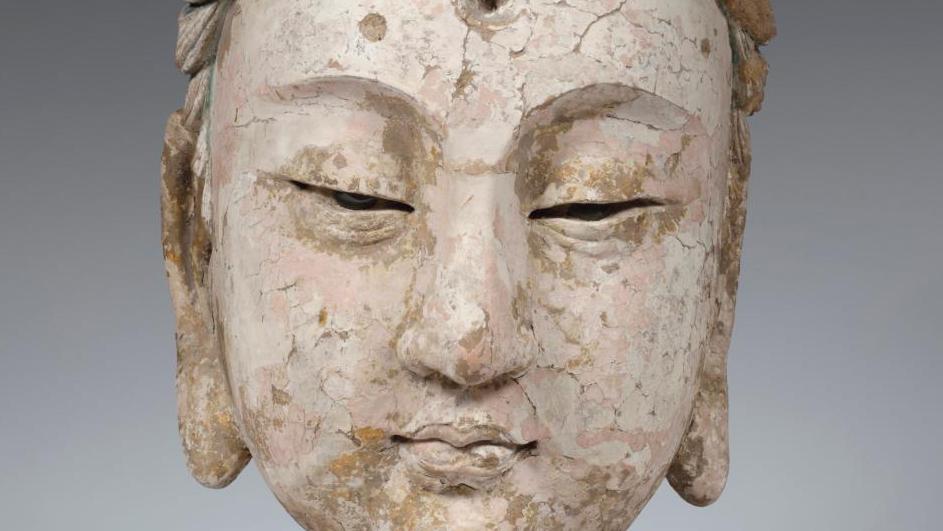 Chine, XIIIe-XIVe siècle. Tête de bodhisattva en pisé polychrome, h. 43 cm. Estimation :... Une tête de bodhisattva connue des cimaises 
