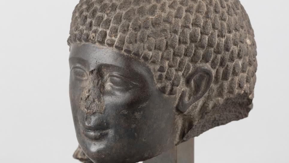 Égypte, début époque ptolémaïque (323-30 av. J.-C.), vers le IVe siècle av. J.-C.... Beauté en schiste noir de l'Egypte ptolémaïque