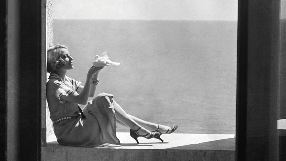 André Kertész, Dans l’encadrement d’une baie, madame Maeterlinck élevant dans ses... La France depuis Saint-Cloud André Kertész
