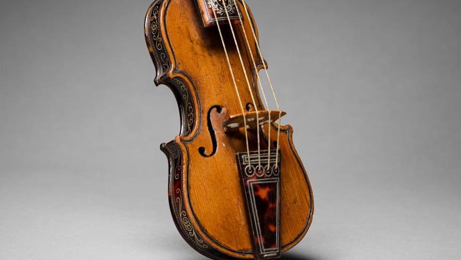 Romain Chéron, pochette de violon, signée et datée 1681, fond, éclisses, manche,... Un violon 