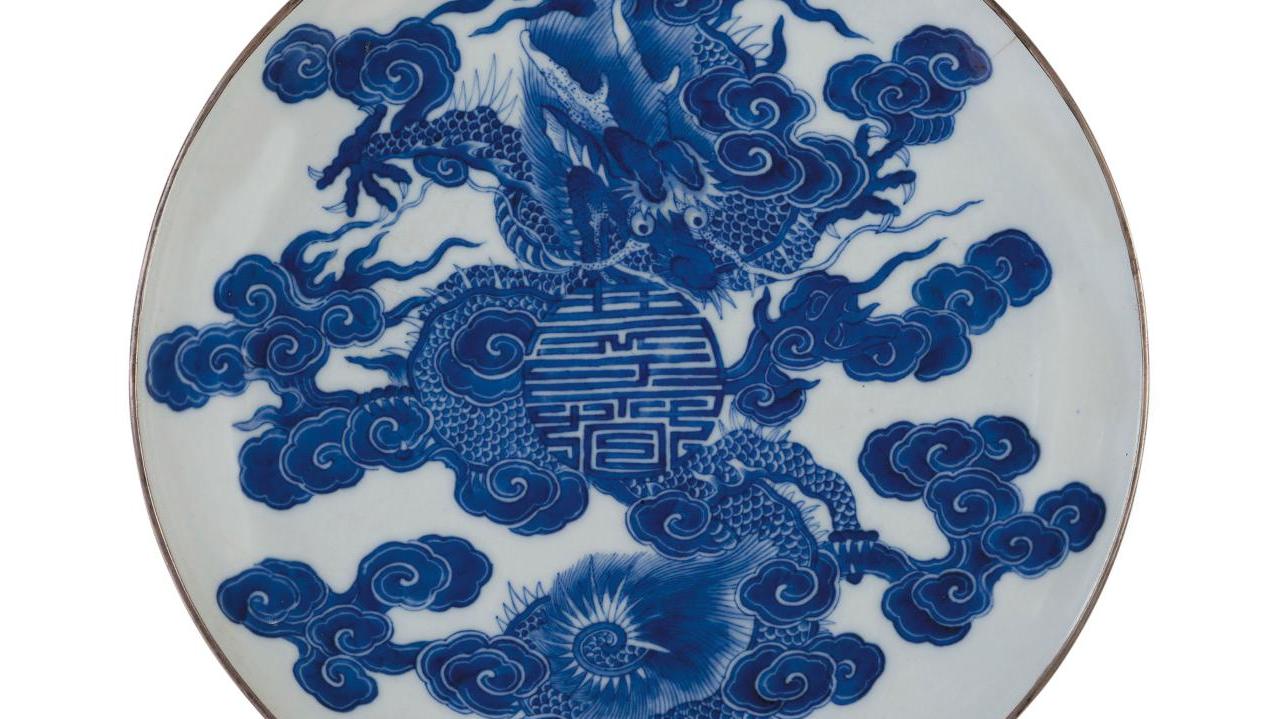 Chine pour le Vietnam, XVIIIe siècle. Assiette en porcelaine à décor bleu-blanc dite... Record mondial pour une porcelaine « bleu de Hué »