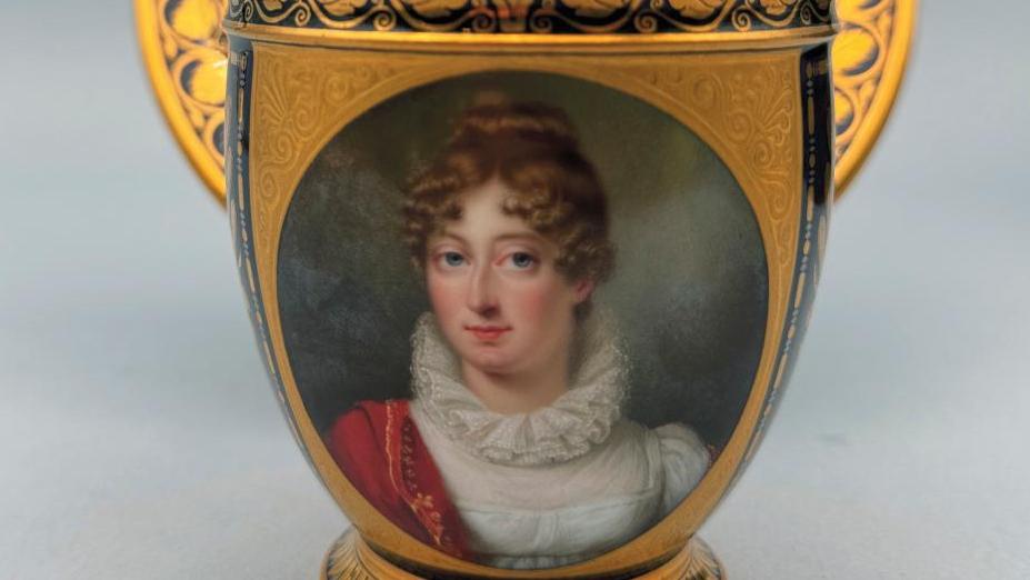 Manufacture royale de Sèvres, 1826. Tasse et sa soucoupe en porcelaine dure à fond... Les derniers Bourbons sur porcelaine 