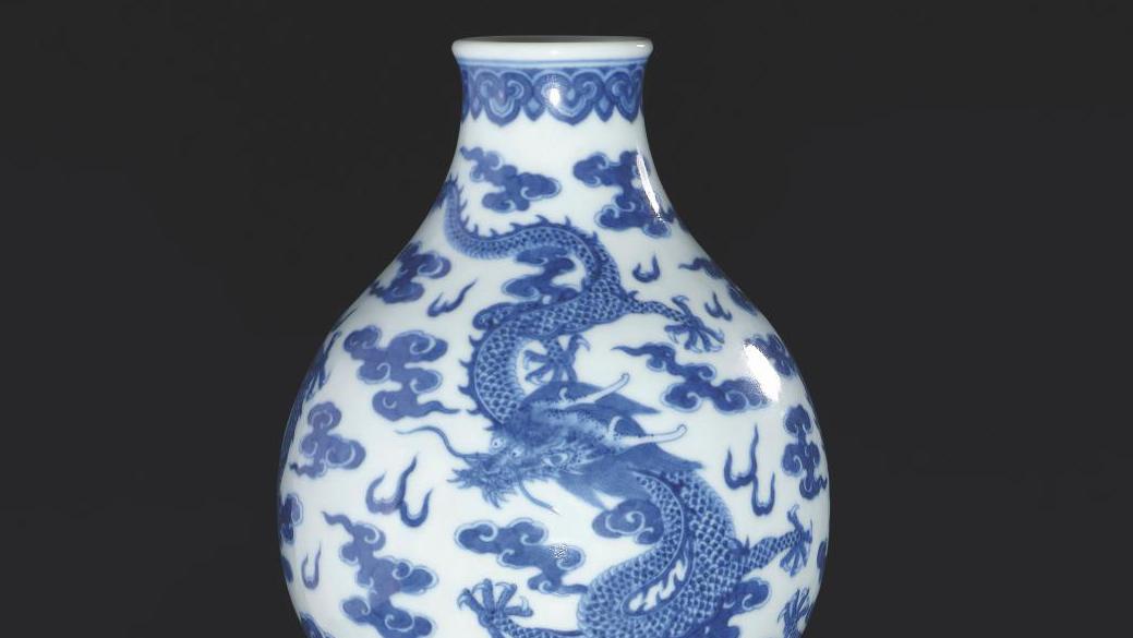 China, Qing dynasty, Jiaqing period (1796-1820). Imperial double-flask porcelain... Art Price Index: From China to the West, Auctions Celebrate the Year of the Dragon