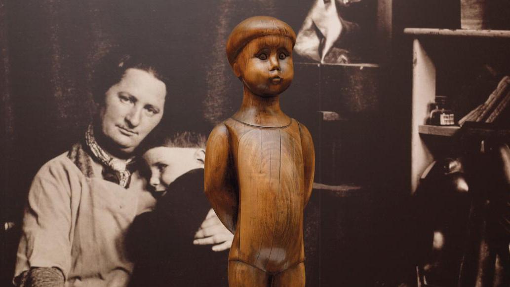 Chana Orloff (1888-1968), L’Enfant Didi, 1921, bois, 80 cm, musée d’Art et d’Histoire... L'objet du mois : L’Enfant Didi de Chana Orloff, la mère et le fils enfin réunis 