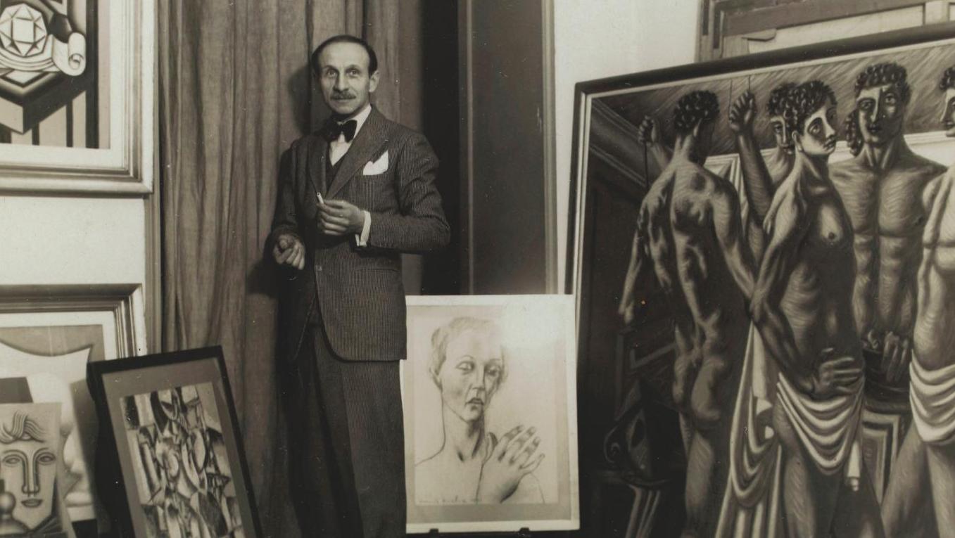 Léonce Rosenberg posant dans la réserve de la galerie L'Effort moderne devant des...  Léonce Rosenberg, galeriste déchu de l’avant-garde moderne 
