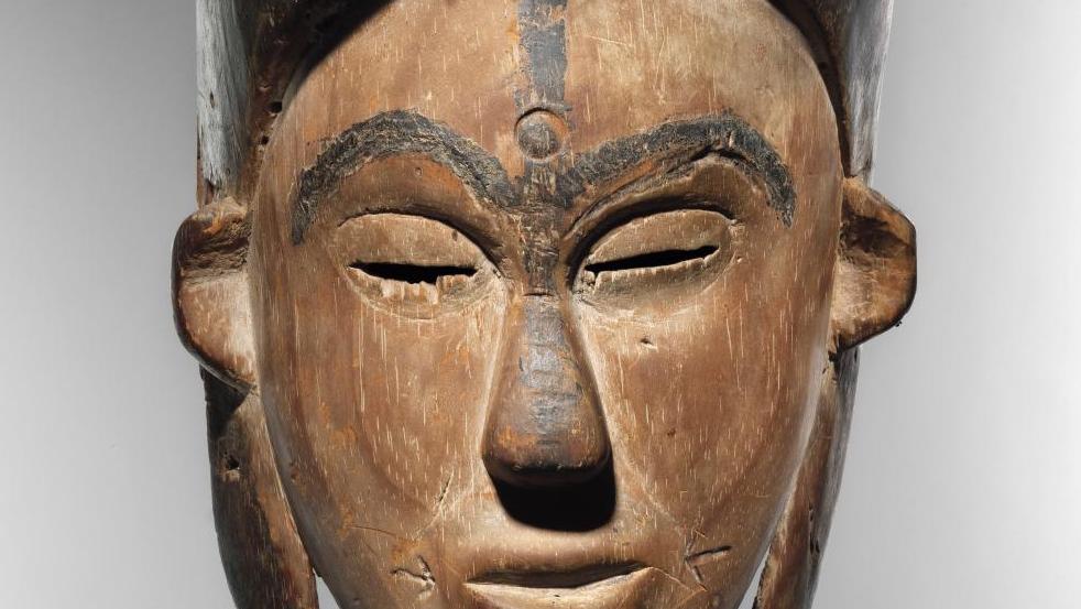 Peuple fang, Gabon, XIXe siècle. Masque de danse, bois, traces de kaolin, coiffe... Un masque Fang, véritable Joconde des arts premiers