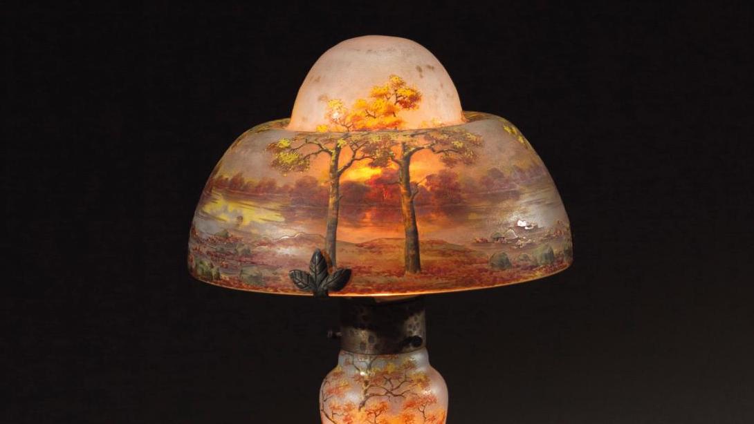 Daum Nancy. Lampe champignon «Arbres roux», verre marmoréen, décor d’arbre gravé... Rousseurs d’automne  par Daum Nancy
